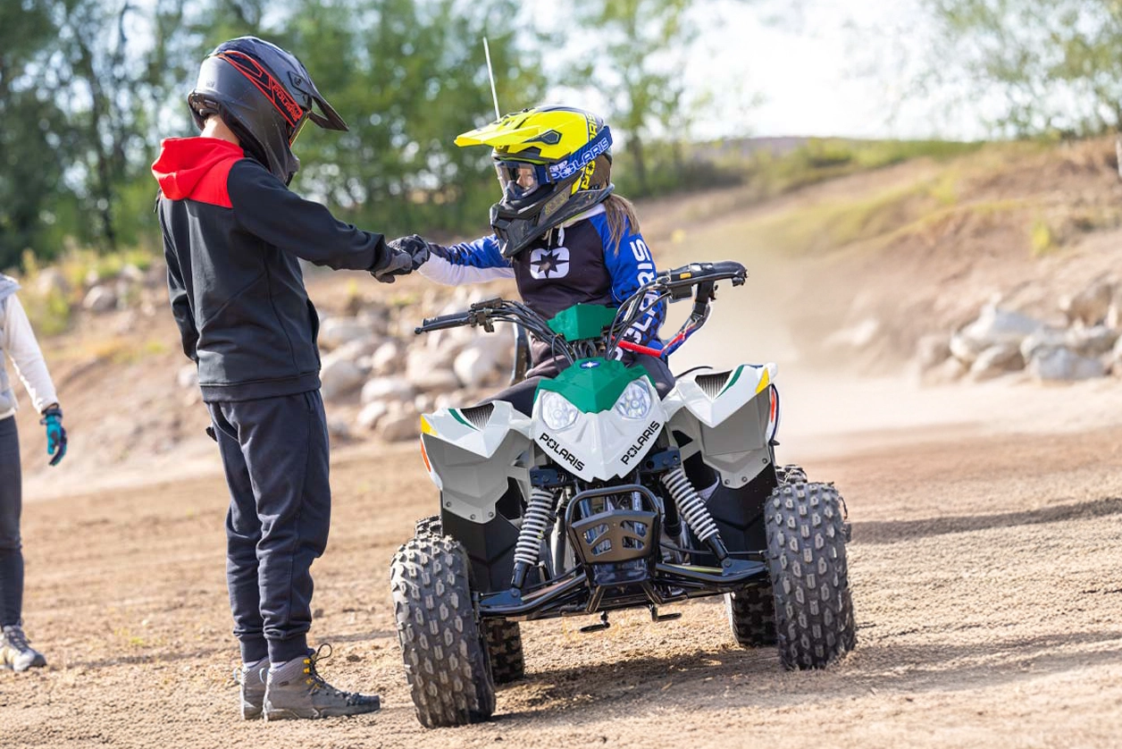 Gyerekeknek tervezett Polaris ATV-k és SxS járművek.